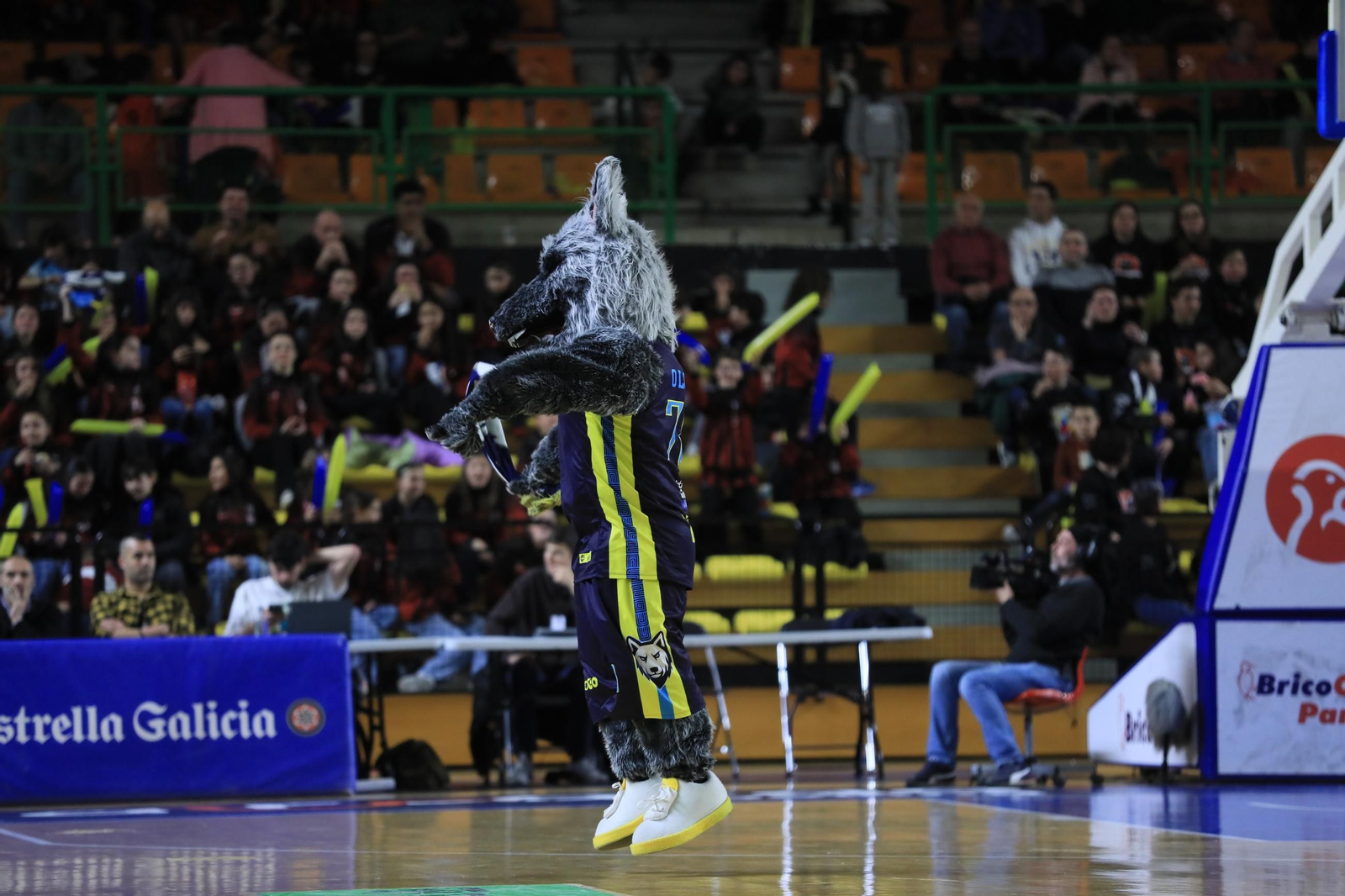 Galería | El Pazo, a reventar para el derbi COB-Obradoiro