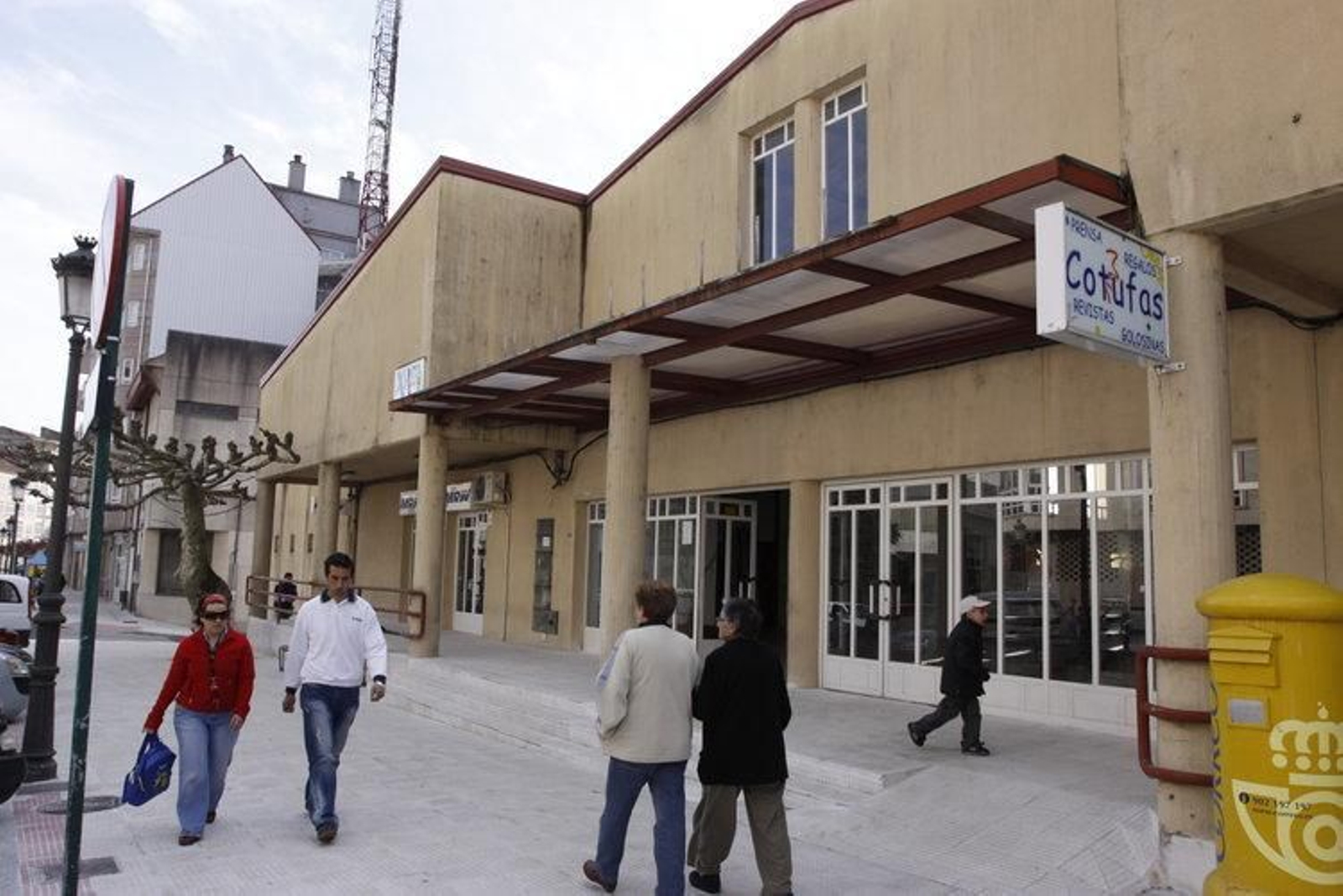 A estación de autobuses do Carballiño está ubicada na Avenida do Balneario.