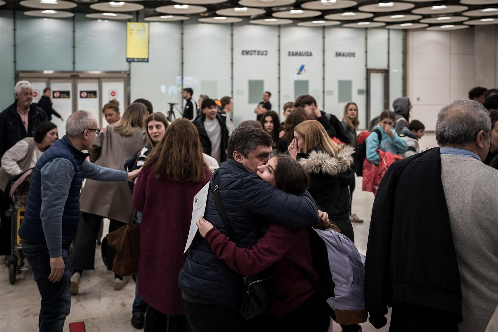 Los primeros españoles evacuados de Oriente Próximo llegan a la Terminal T4 del Aeropuerto Adolfo Suárez Madrid-Barajas.