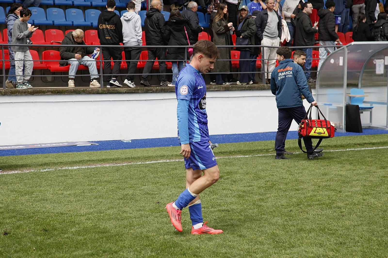 Galería | El Ourense CF sumó su primera derrota en el fortín de O Couto