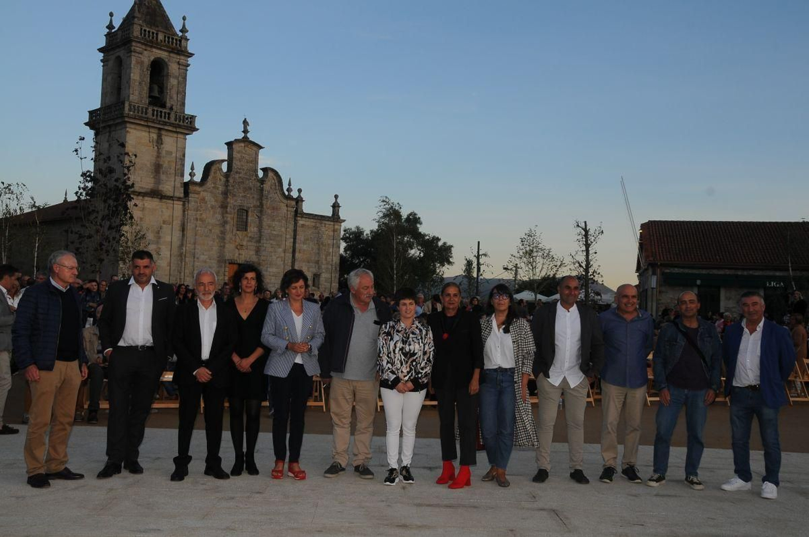Las alcaldesas de O Rosal y Tomiño y la presidenta de la Diputación, entre otros, ayer en la inauguración de la plaza de O Calvario.