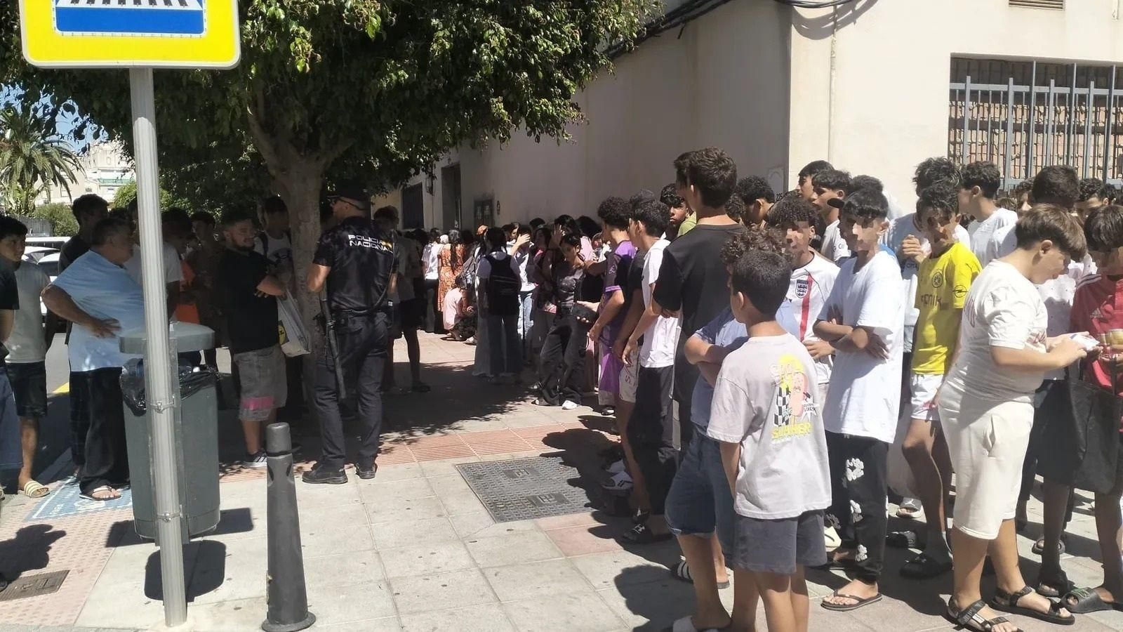 Menores se aglomeran a las puertas de la Comisaría de Ceuta para ser registrados