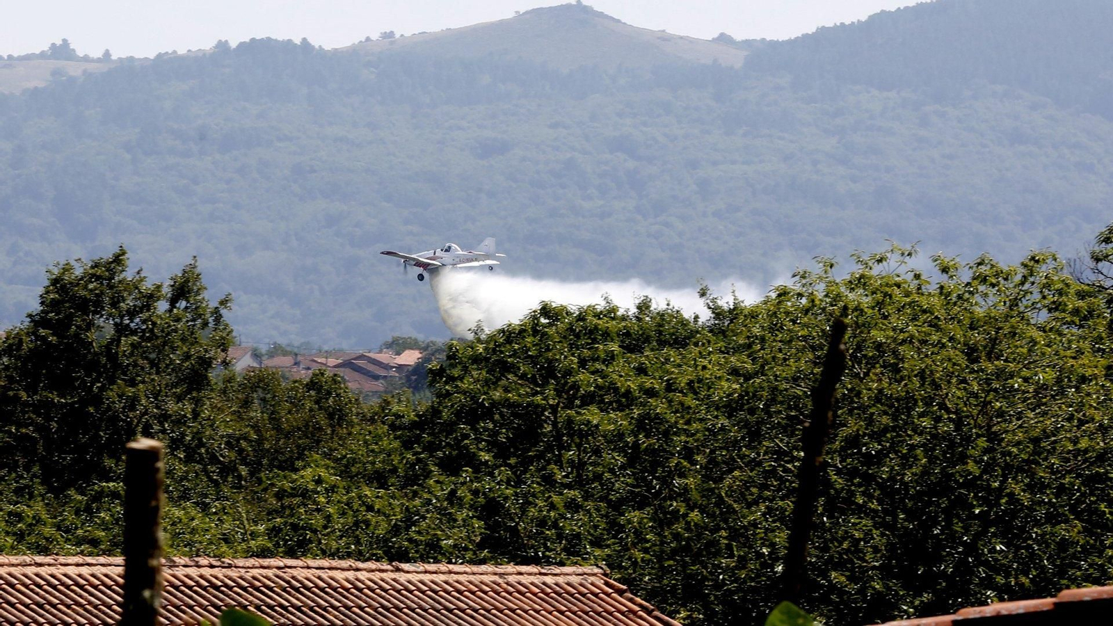 Medios aéreos realizando tareas de extinción.