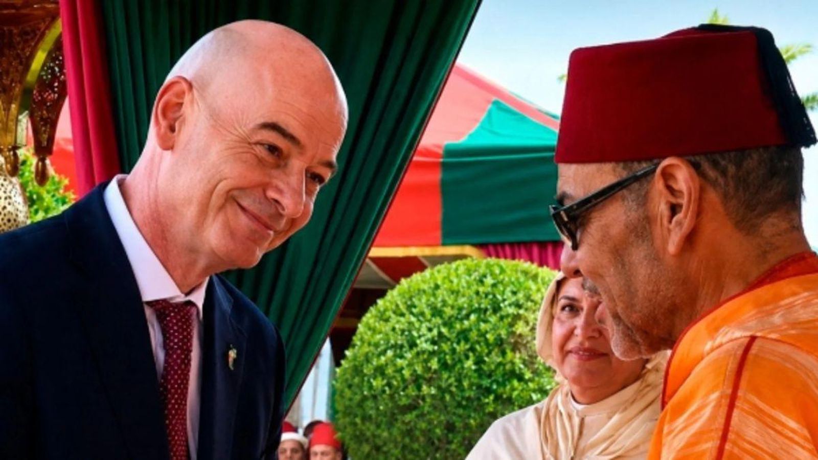 Infantino, presidente de la FIFA, rinde pleitesía a Mohamed VI el día de la invasión.