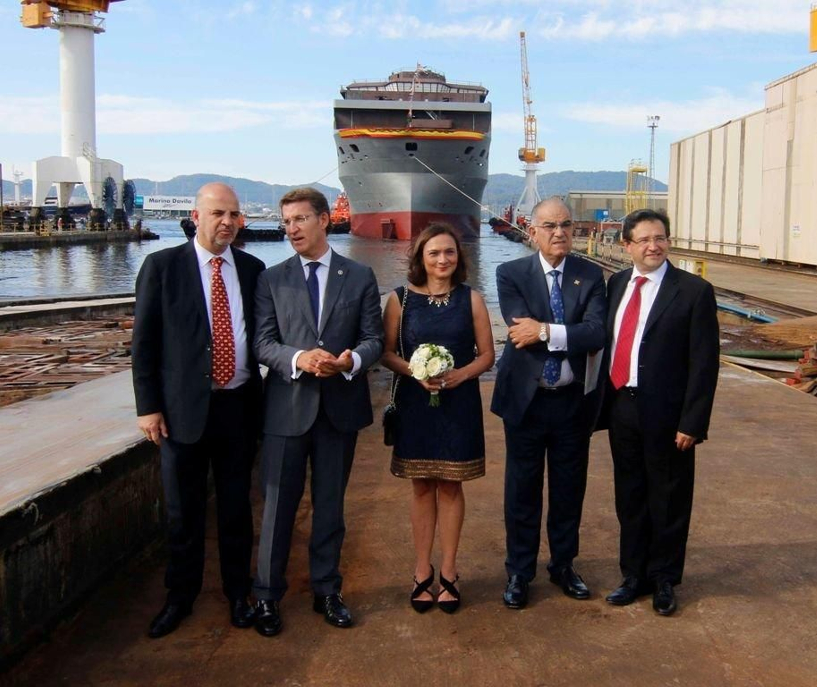 Carlos Roa, Feijóo, Feijóo, Ana Elena Suárez Zamora (madrina del barco), García Costas y José Manuel Carrera.
