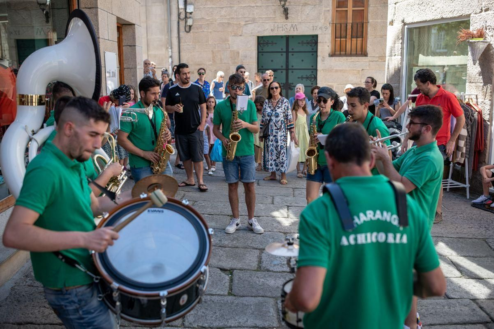La Charanga Achicoria desafiando al calor y animando el vermú y las compras en el casco antiguo. FOTO: ÓSCAR PINAL