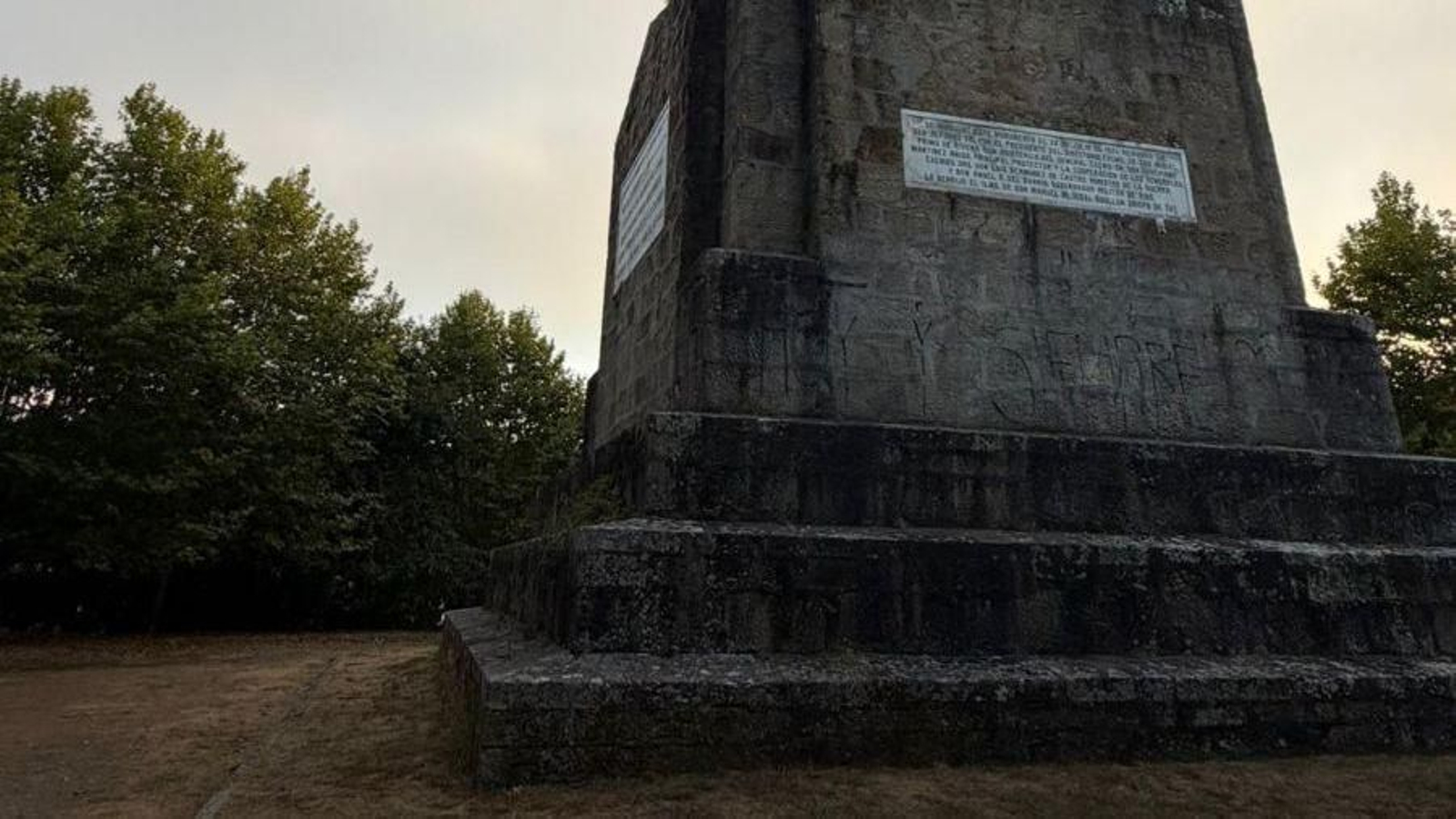 La zona del monumento de Monteferro presenta un aspecto descuidado y de abandono.