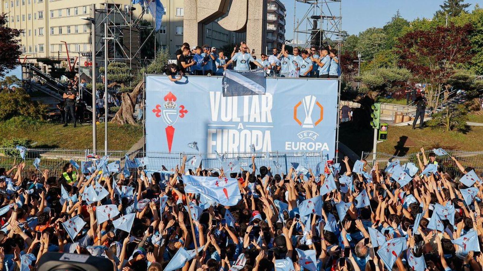 Claudio mostró la bandera de ‘Feito en A Madroa’ en una bonita celebración colectiva.