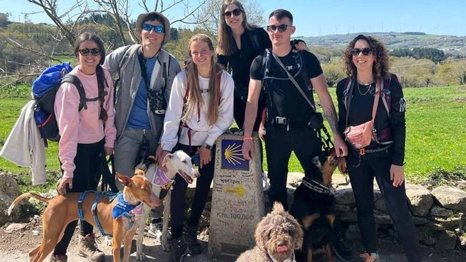 La viguesa Susana con una de sus perra y varios de los integrantes del grupo de “Perregrinos” en uno de los mojones.