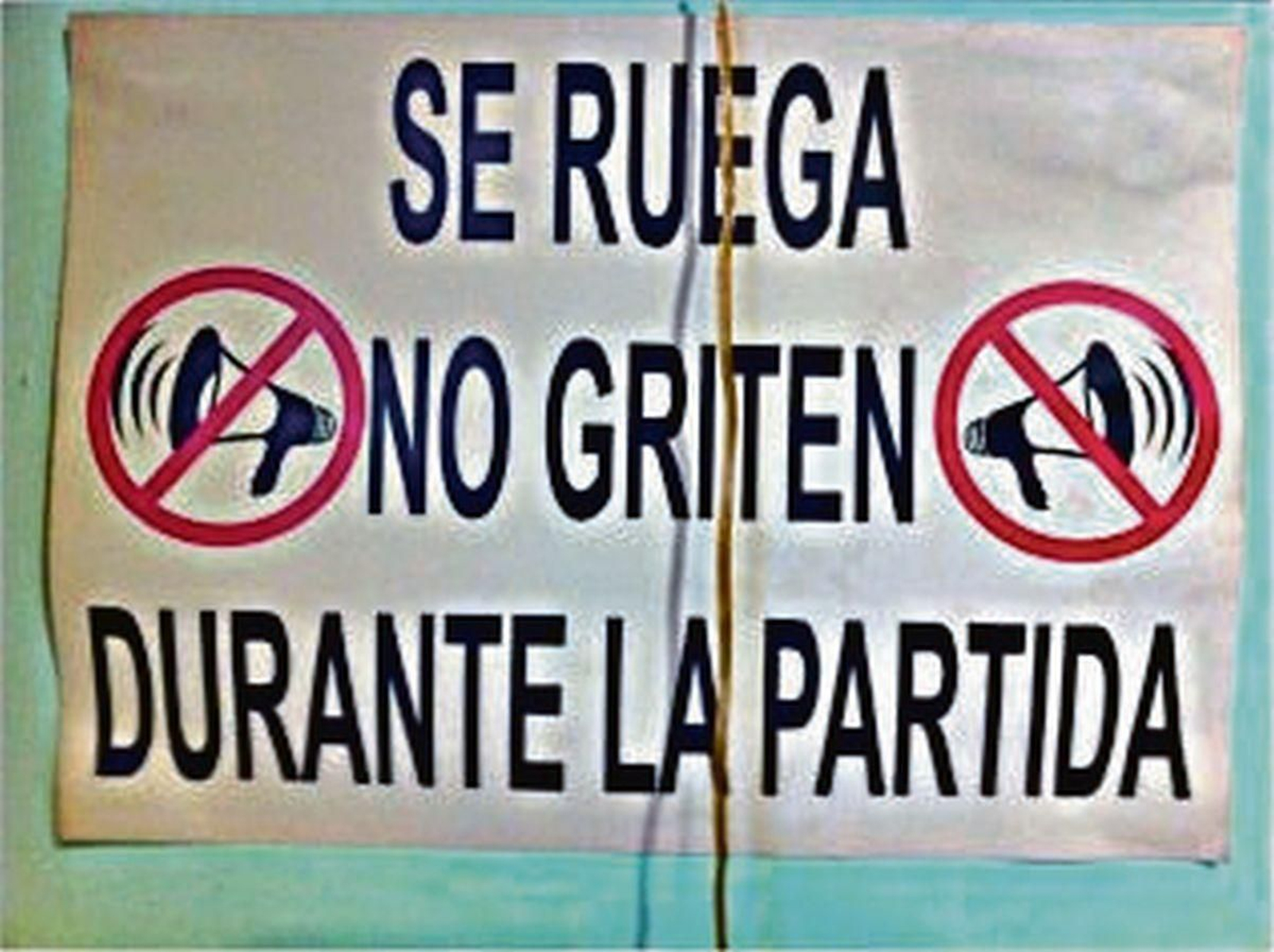 Cartel en un bar rural de los de toda la vida. Advertencia para jugadores gritones.