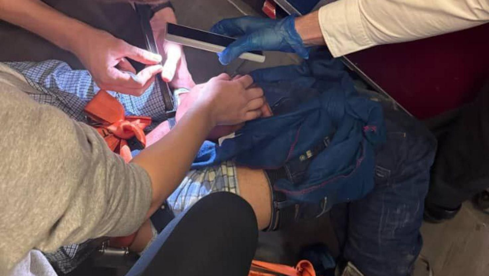 La tripulación y los viajeros redujerono al hombre que quería abrir la puerta del avión