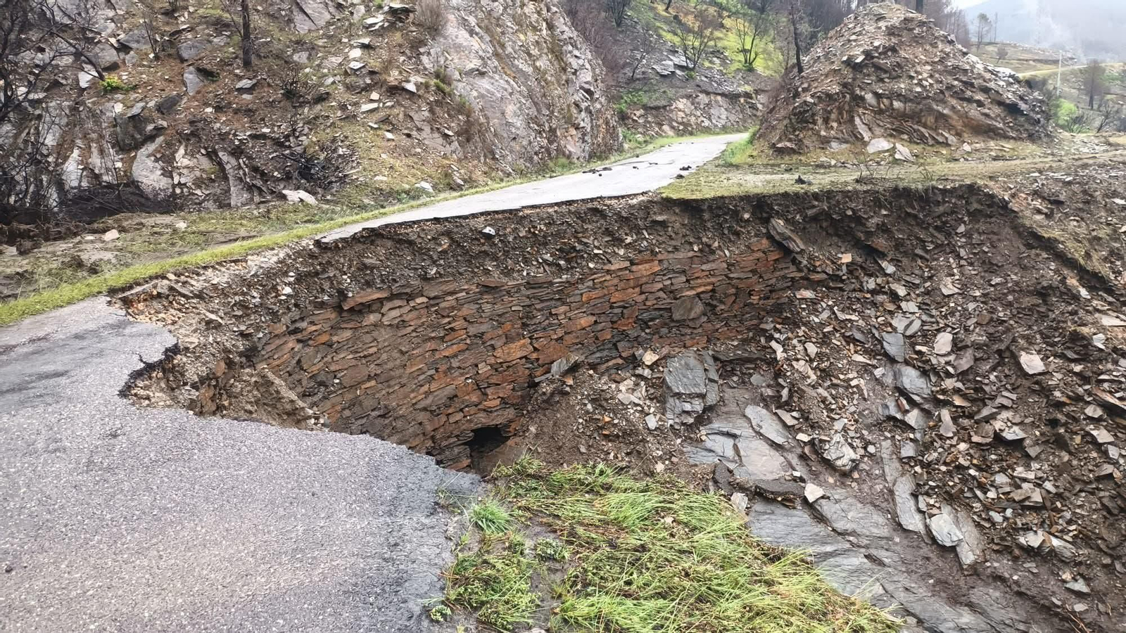 Galería | Un desprendimiento en una carretera de Quiroga provoca un gran socavón y deja cuatro aldeas aisladas