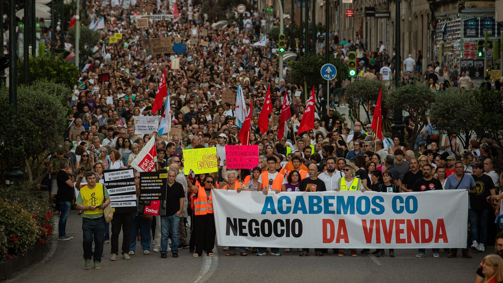 Cientos de personas durante una manifestación para exigir una reducción del precio de los alquileres de la vivienda, a 3 de octubre de 2026, en Vigo