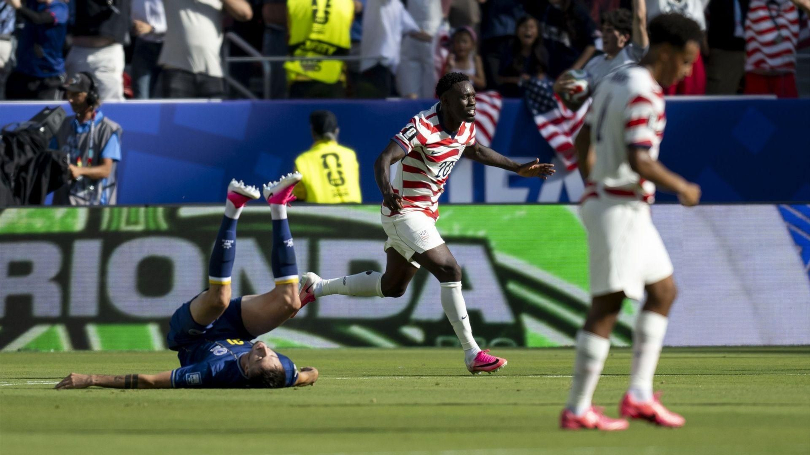 Balogun marcó y fue expulsado en la eliminatoria contra Bosnia.