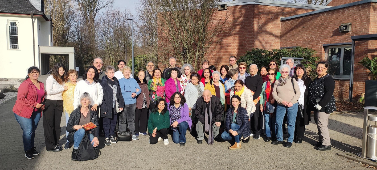 Foto de familia de las y los participantes en el primer seminario ¡Adentro!® de 2024