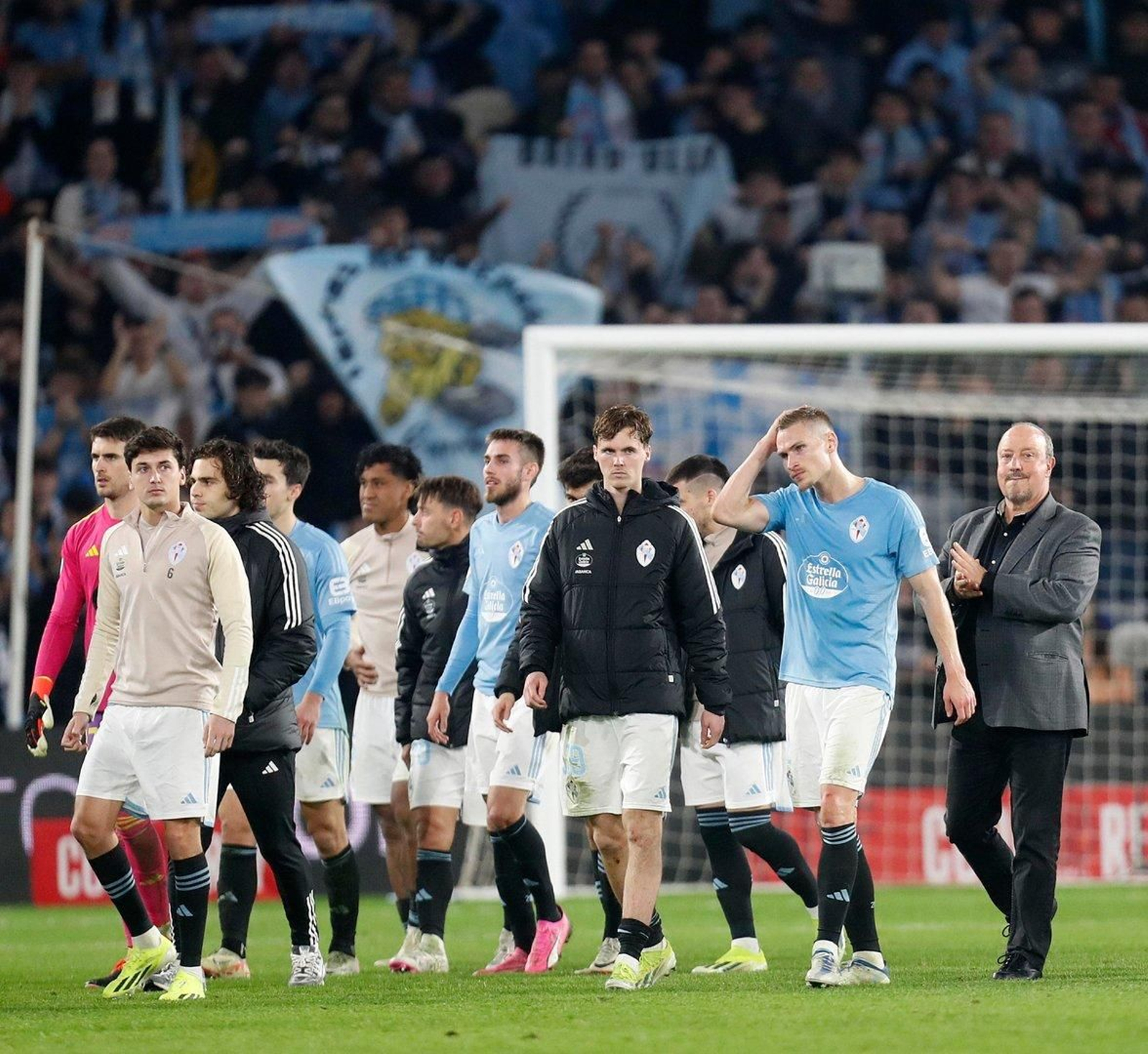 Los jugadores del Celta con Benítez al finalizar el partido.