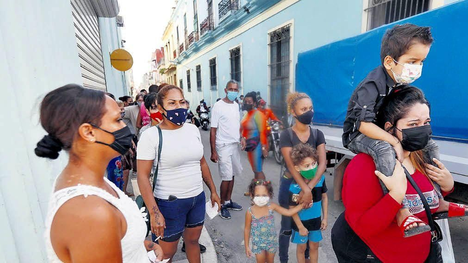 Un grupo de personas se interesa por los familiares detenidos junto a una comisaría.