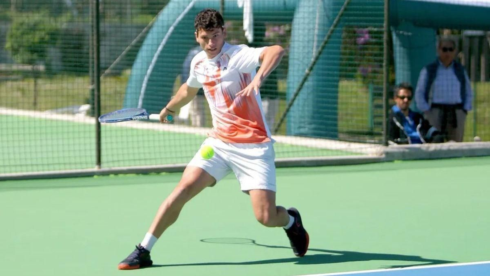 El jugador cangués se prepara para golpear una derecha.