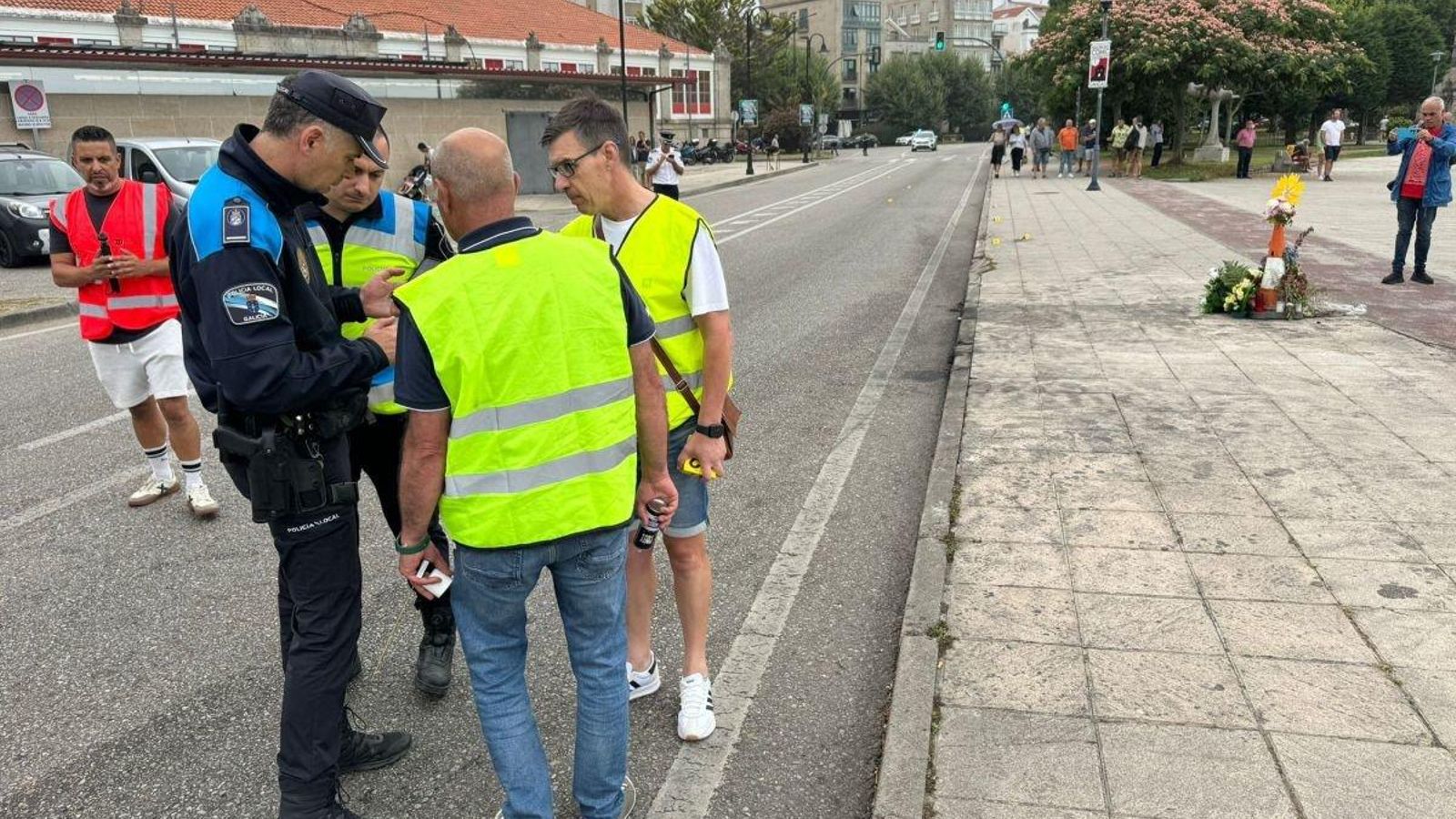 Un momento de la reconstrucción del accidente ayer en Cangas.