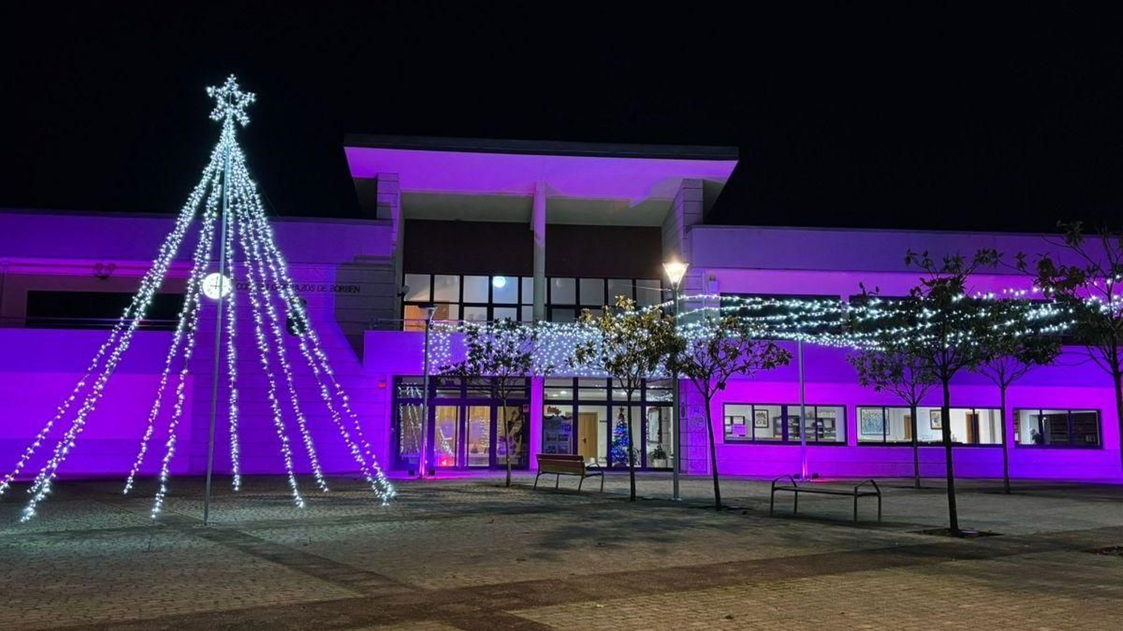 El concello reparado con decoración navideña.