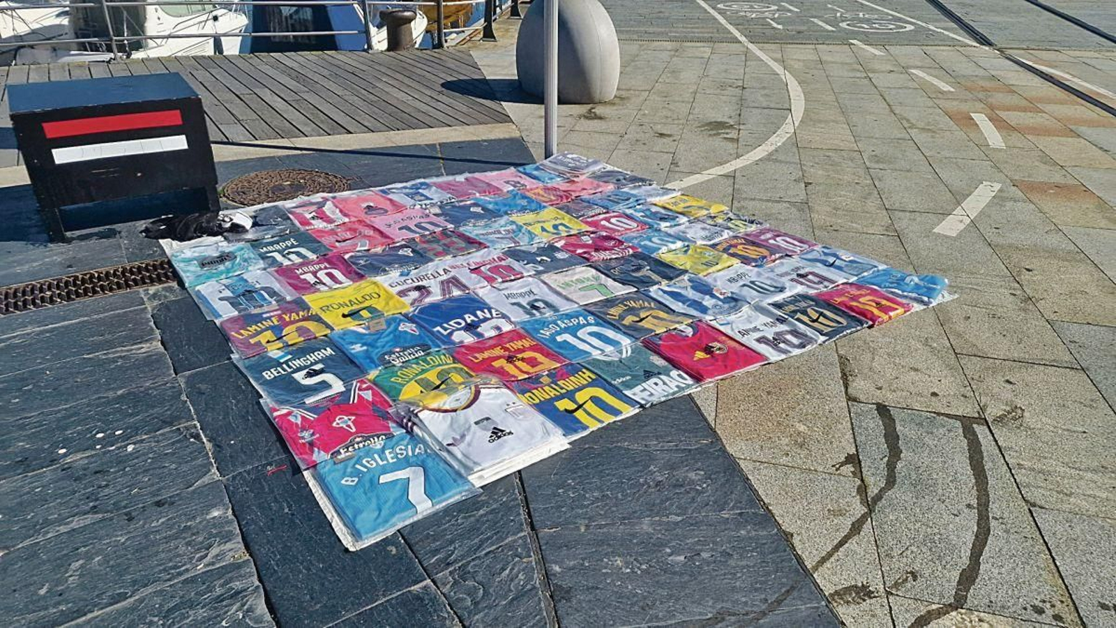 Las camisetas no oficiales de fútbol siguen vendiéndose en Vigo tras el Mundial.