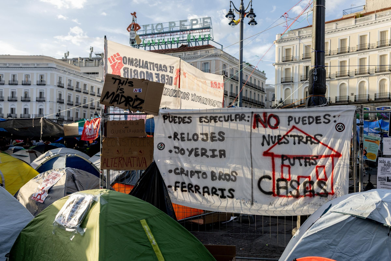 Galería | La acampada de Sol por una vivienda digna se sigue extendiendo y los congregados insisten en esta medida de presión