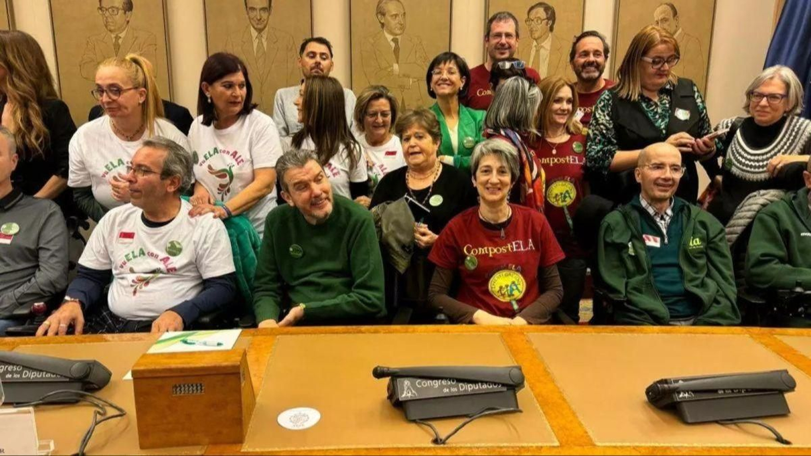 El exfutbolista y portavoz de la ELA en España, Juan Carlos Unzué, y la viguesa Susi Seoane, entre otros enfermos y familiares, en la comisión del Congreso.
