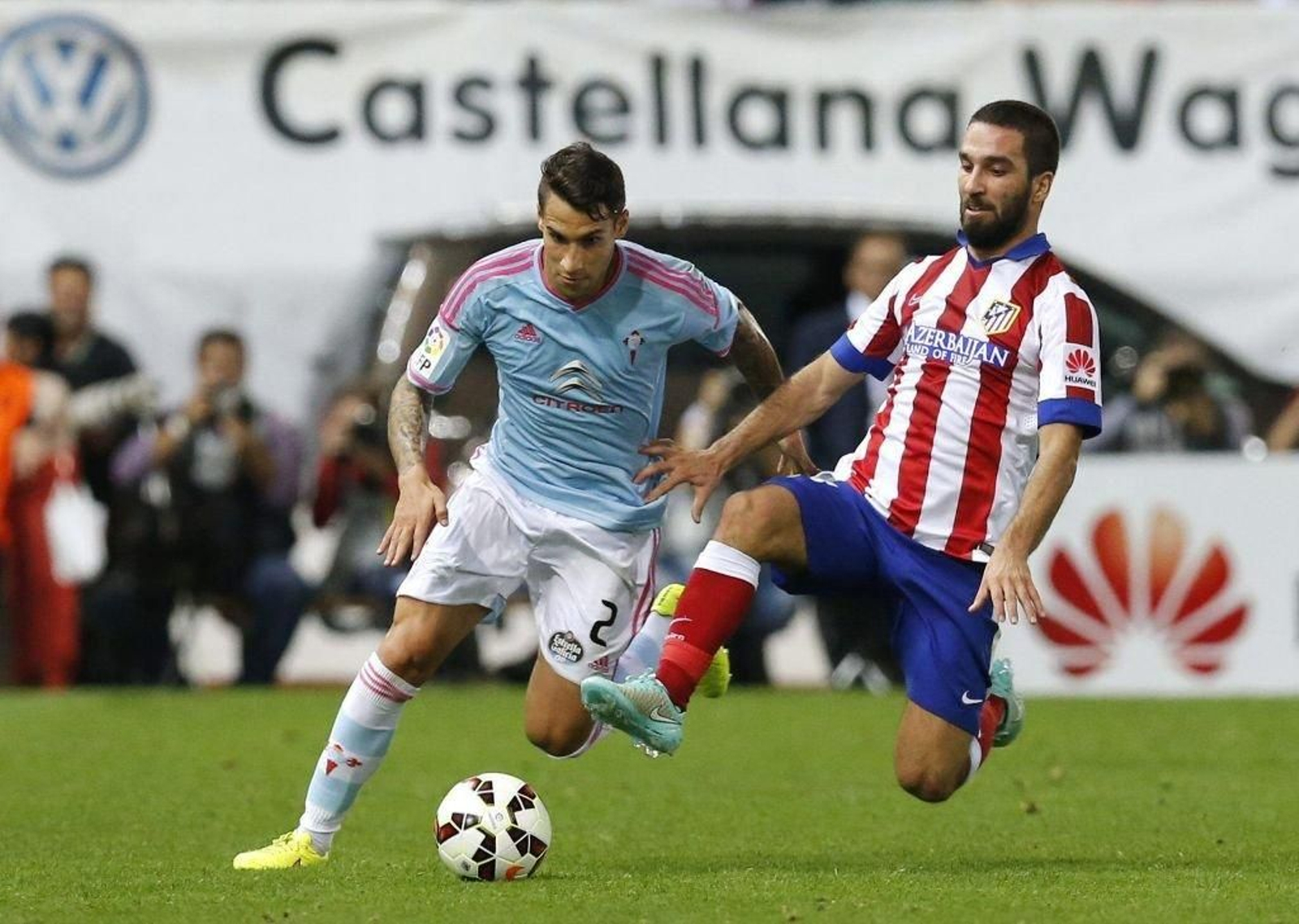 Hugo Mallo, junto al centrocampista del Atlético Arda Turan durante el partido en el Calderón.