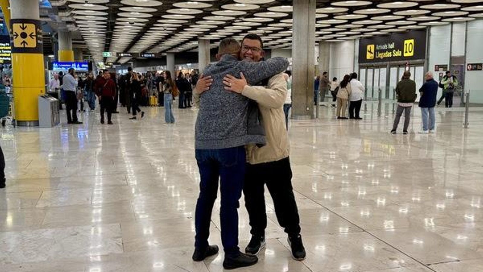 Carlos e Idelmo se abrazan en Barajas