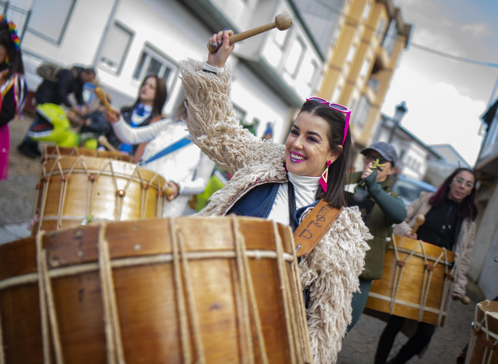 Galería | Viana do Bolo da inicio a su Entroido con el folión femenino