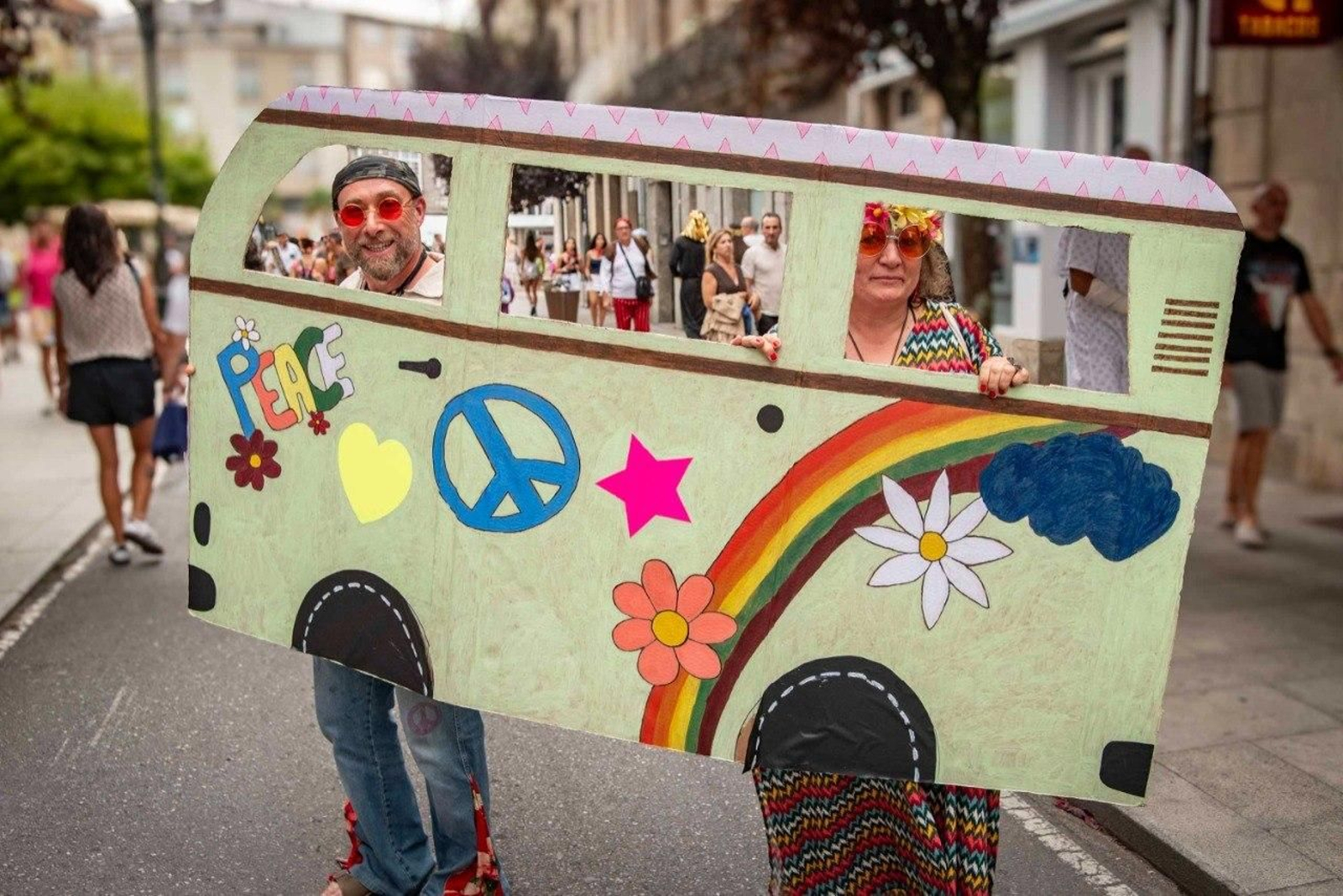 Galería | Coloridos disfraces visten las calles de Redondela