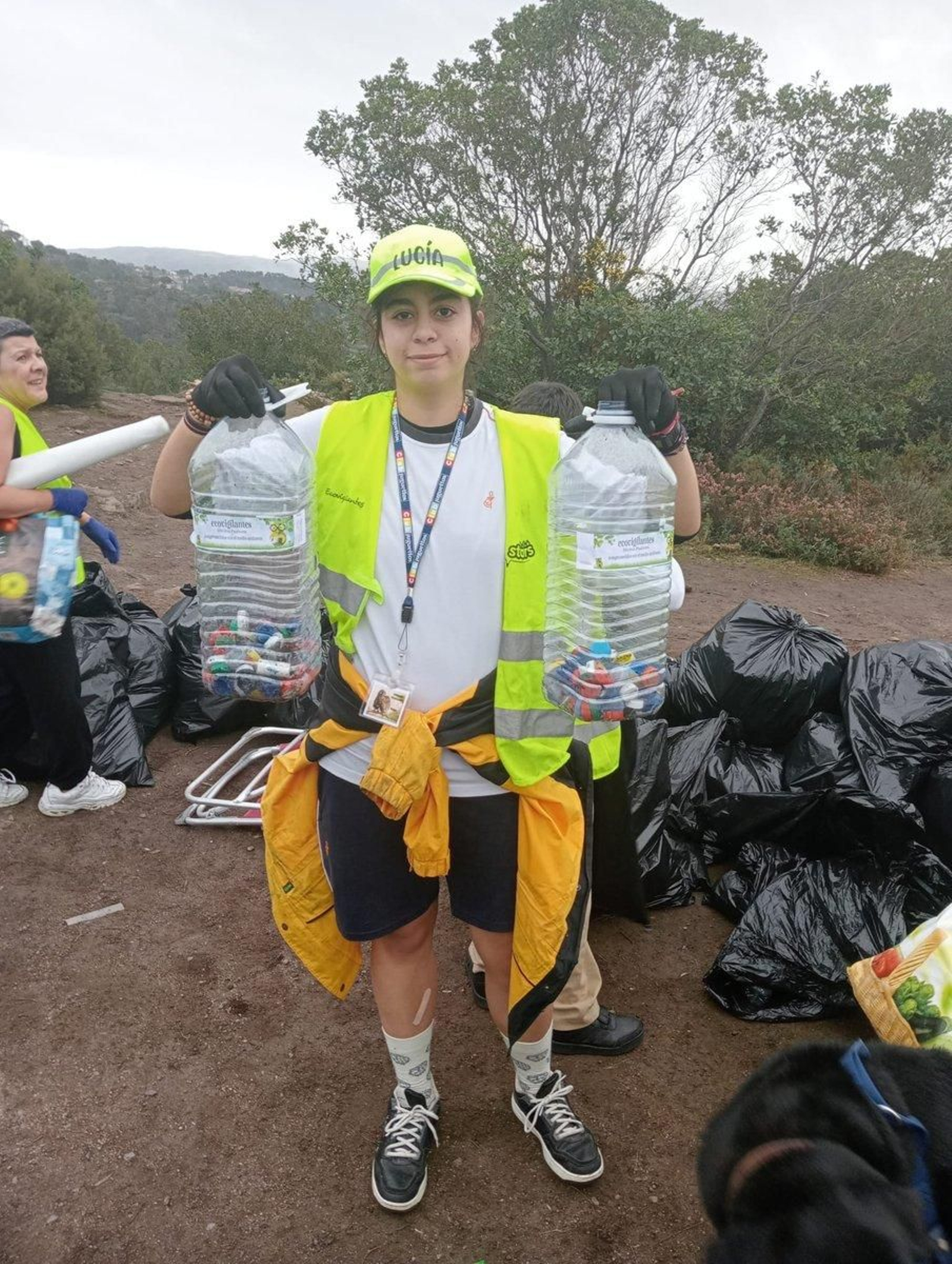 Los Ecovigilantes limpian los restos de la fiesta del magosto.