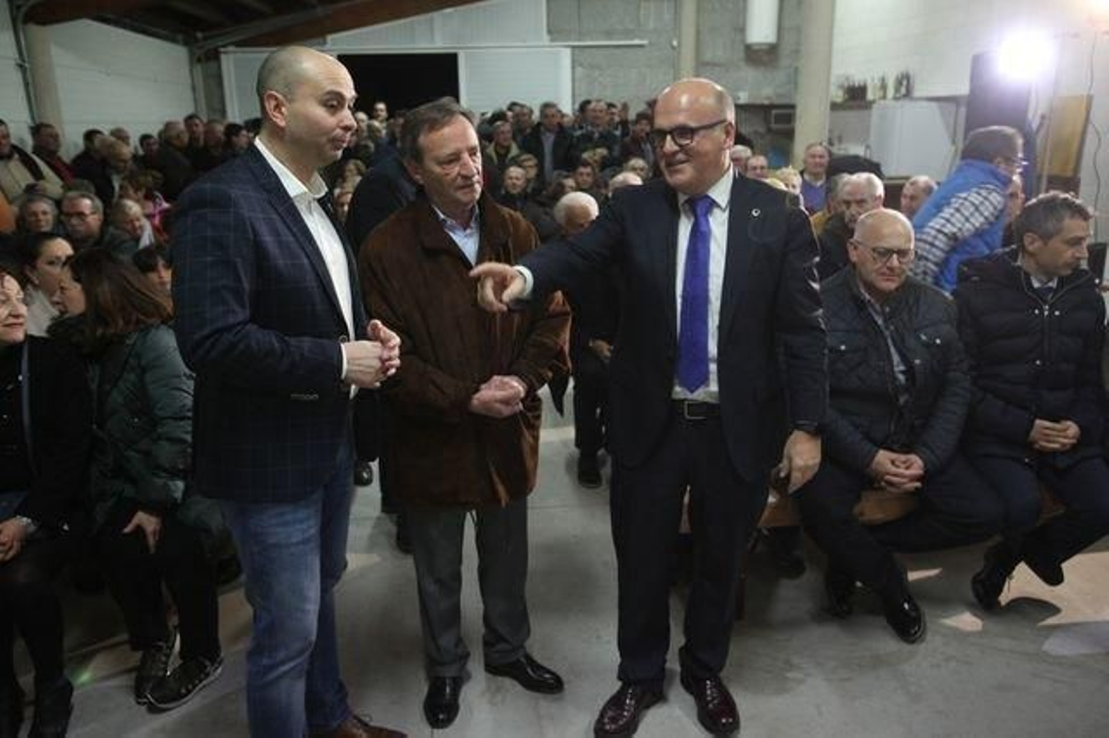 Ricardo González, Amancio Cid y Manuel Baltar, ayer en el acto popular en Toén. (JOSÉ PAZ)