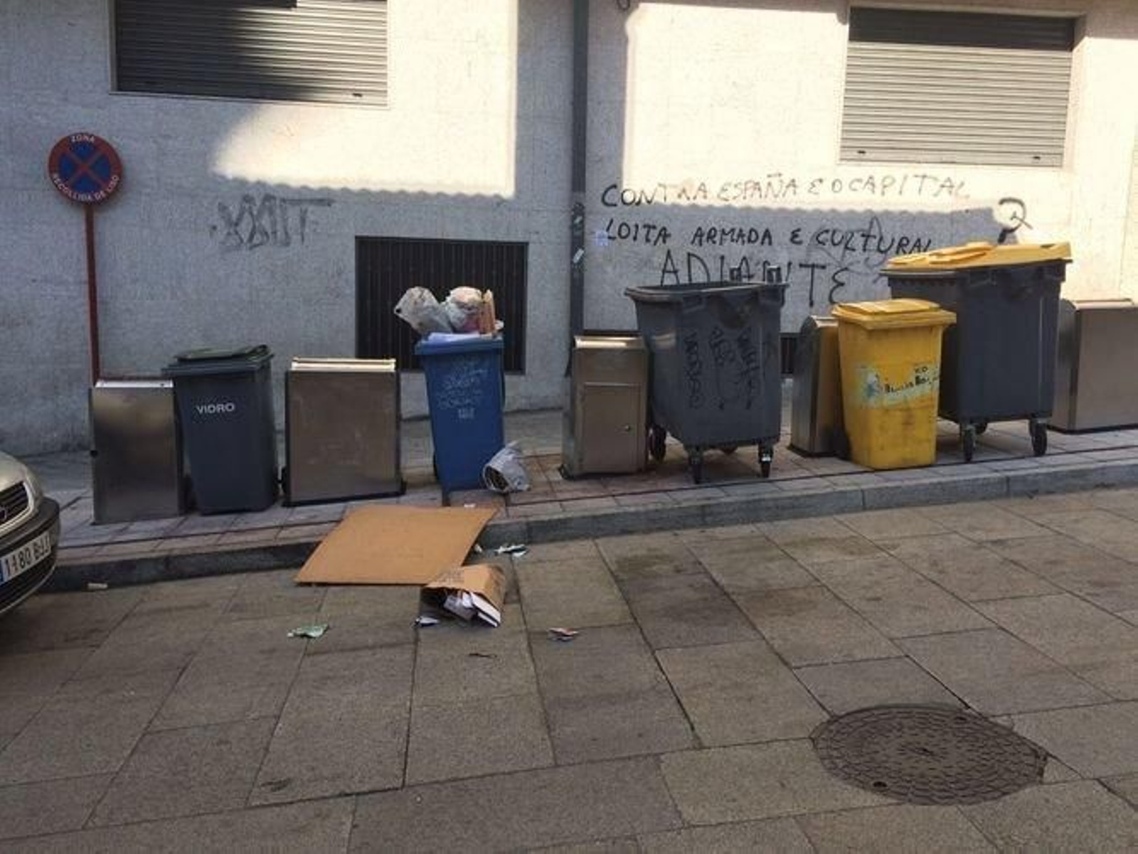 Contenedores apilados en la calle Coenga.