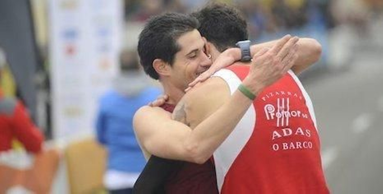 Fernández (izquierda) se abraza con el segundo clasificado, Alejo Ares (derecha). (M. PINAL)