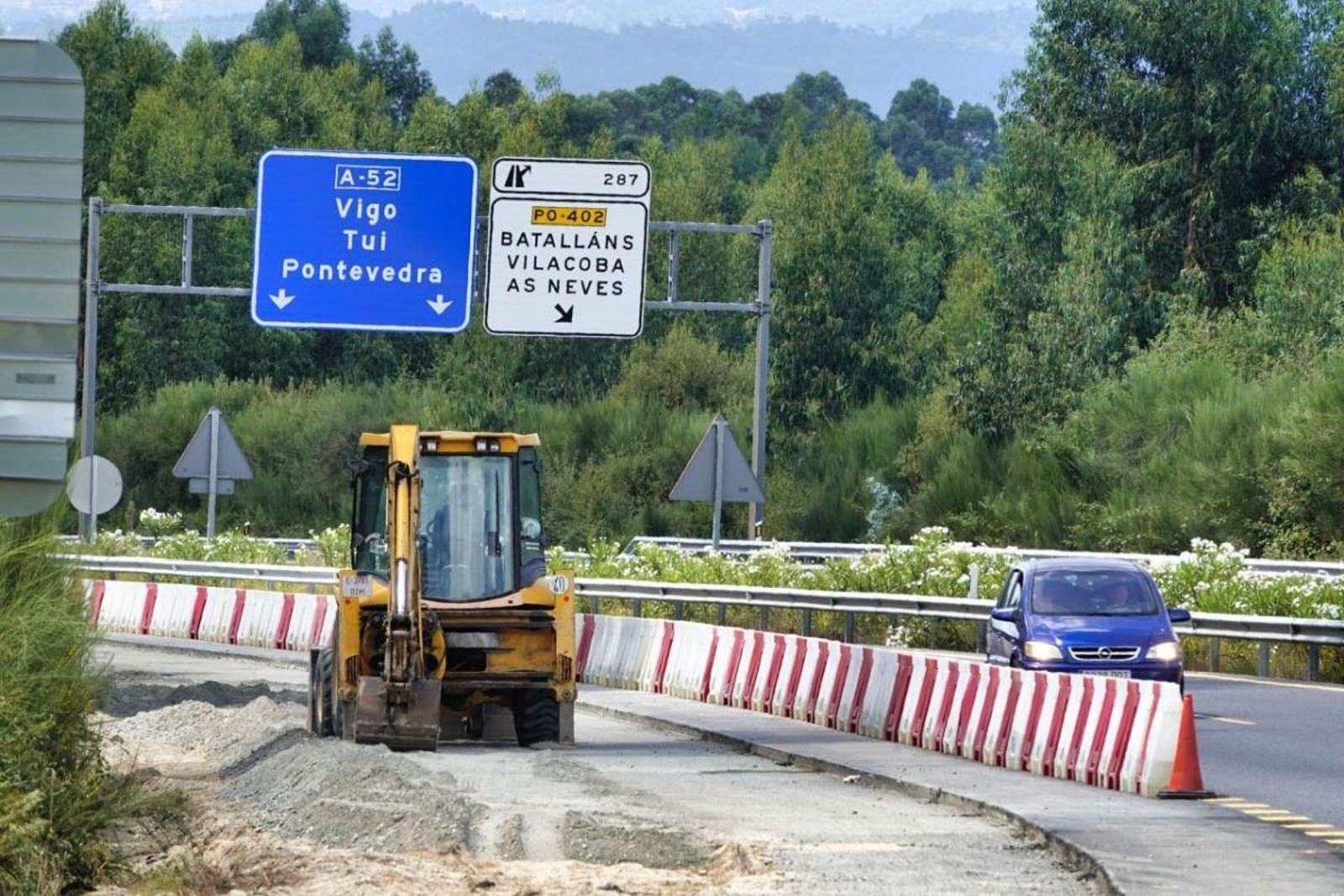 Una máquina trabajando esta semana en el tramo en obras cerca de A Cañiza.