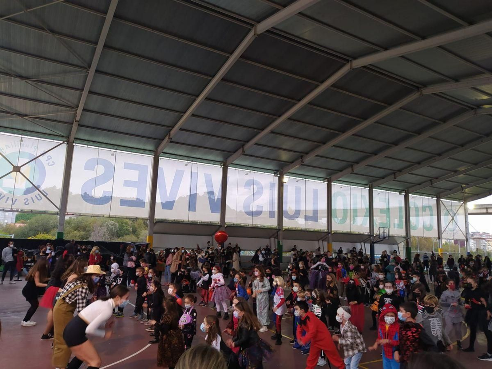 Luis Vives. O alumnado de 4º de ESO animou a tarde coas súas coreografías e os bailes máis divertidos.