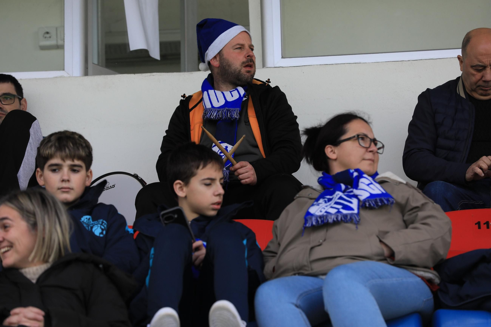 Galería | Goles y disfraces en el regreso del Ourense CF a O Couto