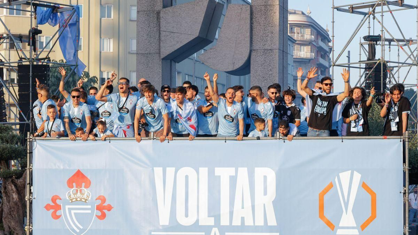 La plantilla celebró desde uno de los tres palcos habilitados para la ocasión en Praza América en un multitudinario festejo junto a una afición entregada a su equipo.