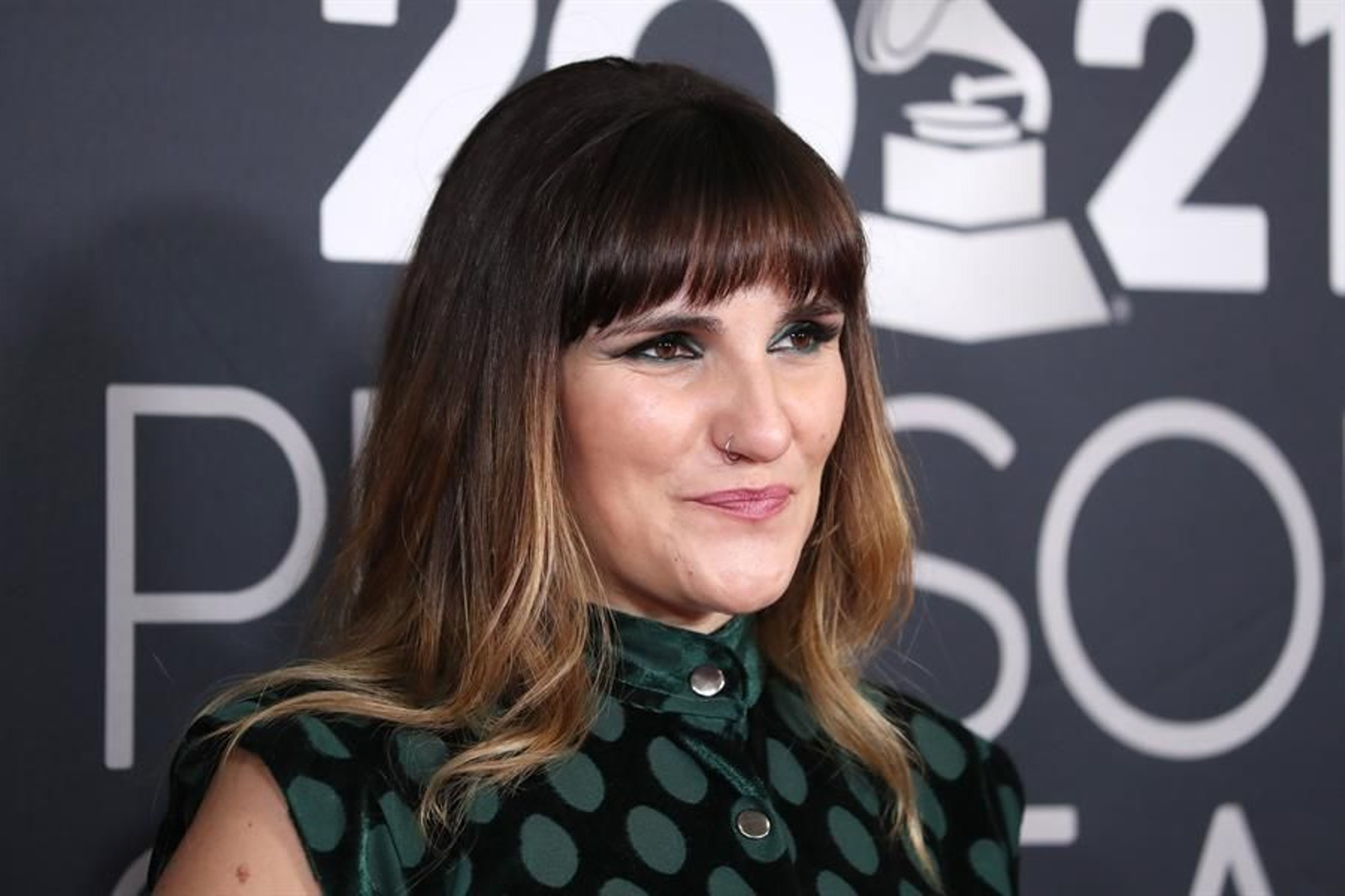 Rozalén en la gala de los Latin Grammys con el diseño de Jorge de Álvarez (EFE)