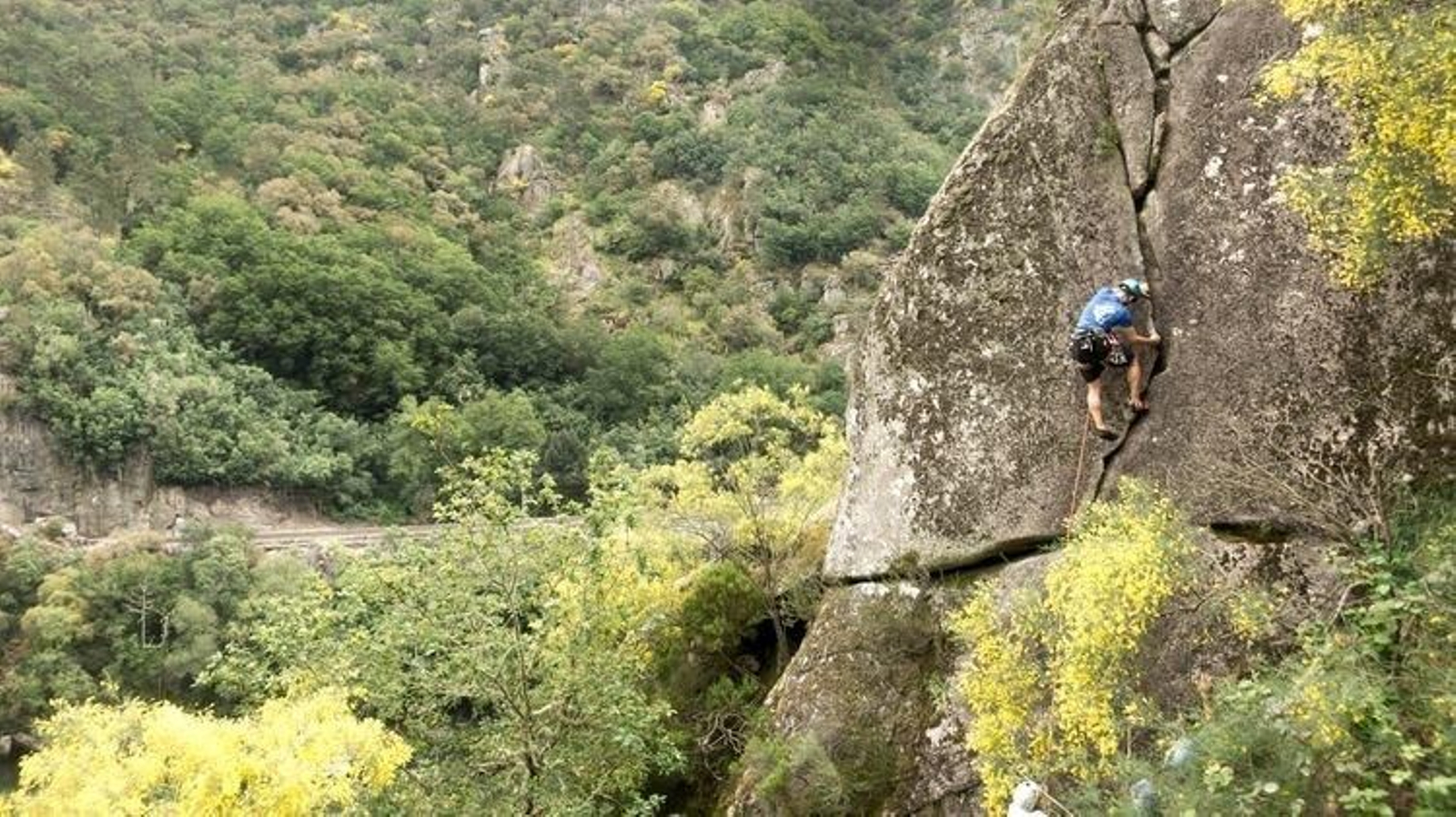 Un escalador, en plena ascensión.