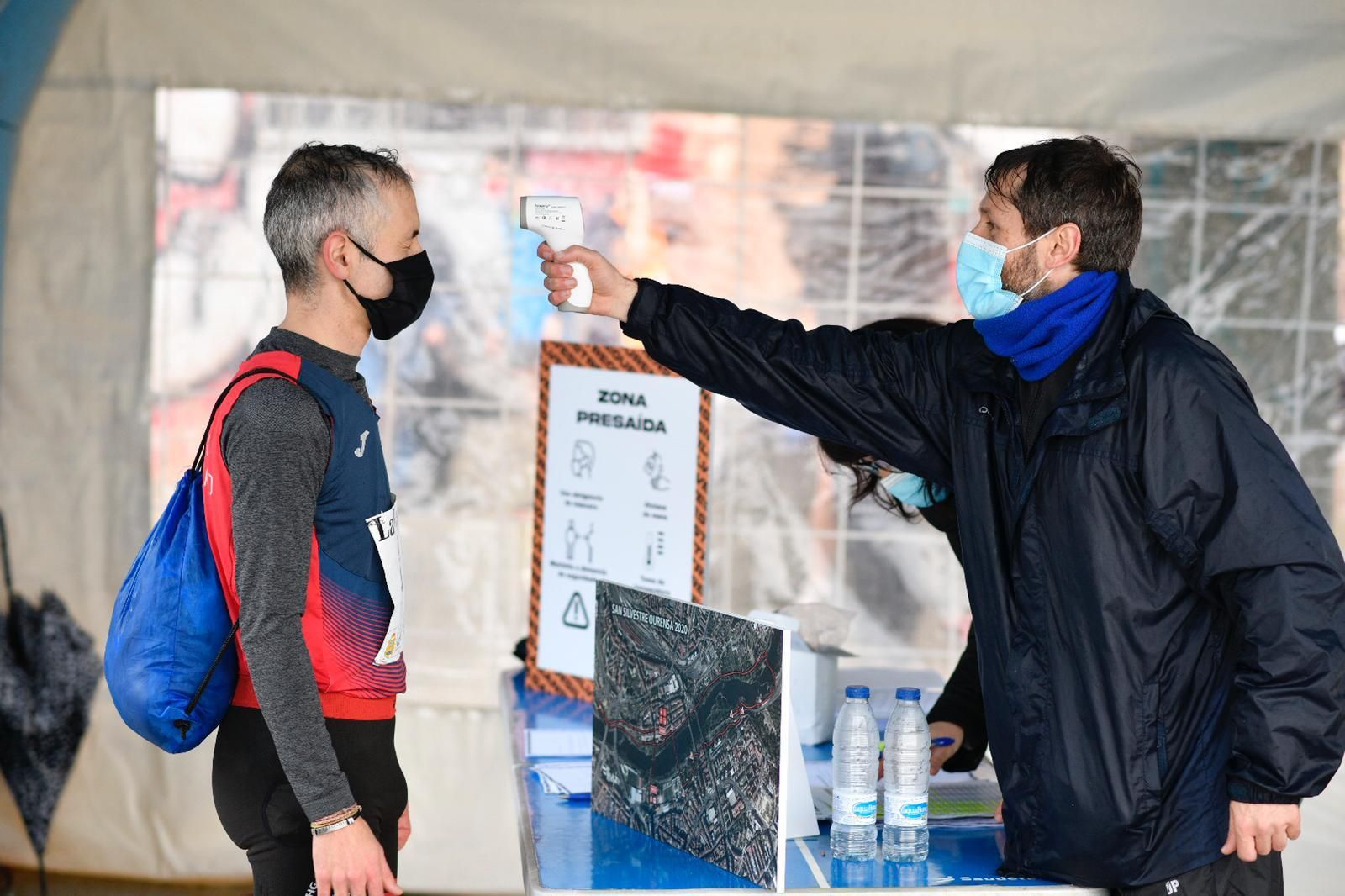Toma de temperatura antes de iniciar la prueba (XESÚS FARIÑAS).