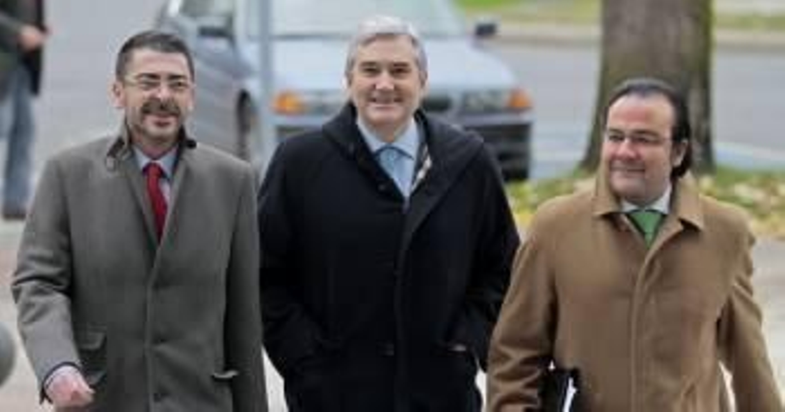El exconselleiro de Industria en el Gobierno gallego de coalición PSdeG-BNG y ex diputado autonómico del Bloque Fernando Blanco (c), acompañado de su abogado, Evaristo Nogueira (i), y de José Antonio Pérez Lema, del BNG a su llegada a los Juzgados de Lugo