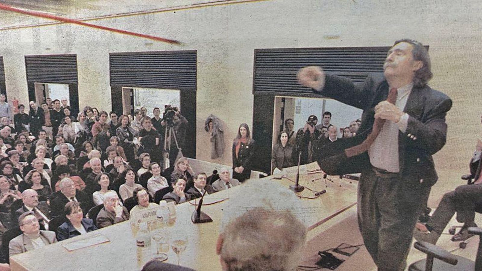 Miguel de la Quadra Salcedo rememora sus tiempos de lanzador de jabalina con una escoba en el Foro La Región.