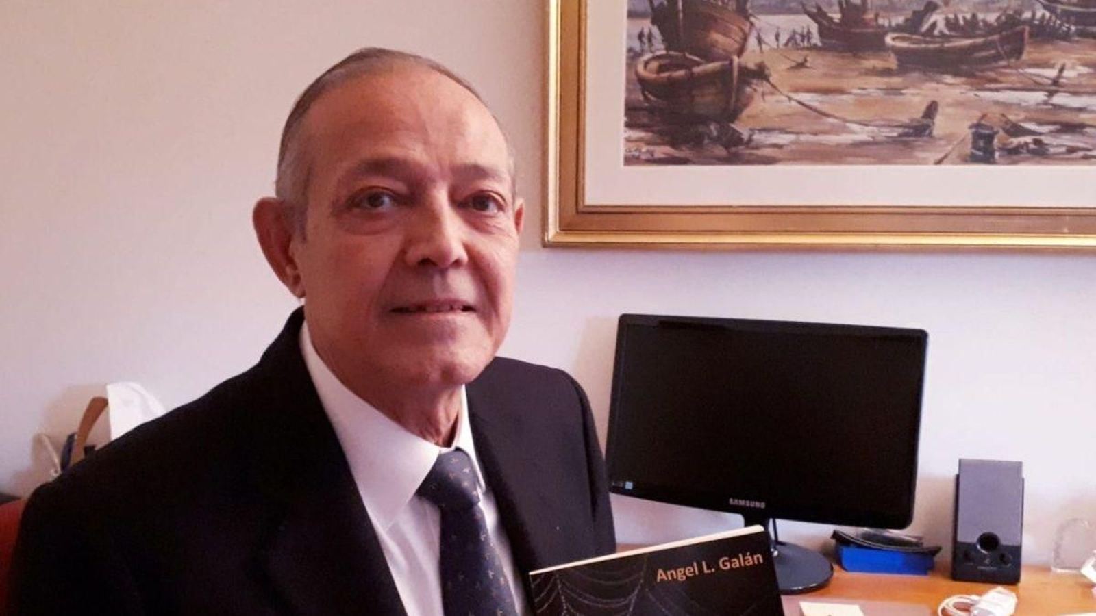 Ángel Galán, con su libro.