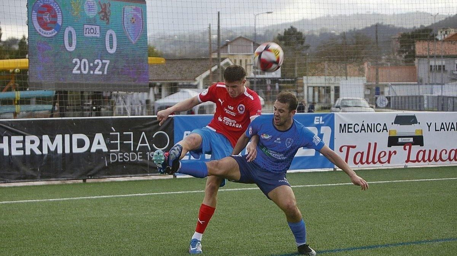 El unionista Labrada y el azulón Ismael pugnan por un balón en Oira. (Foto: Miguel Ángel)