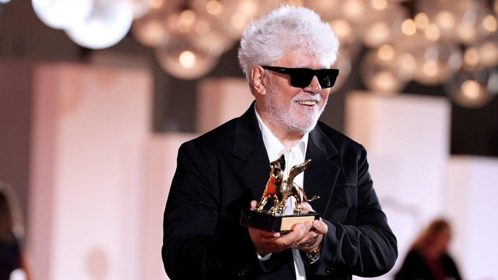 Almodóvar recogió el León de Oro en Venecia.