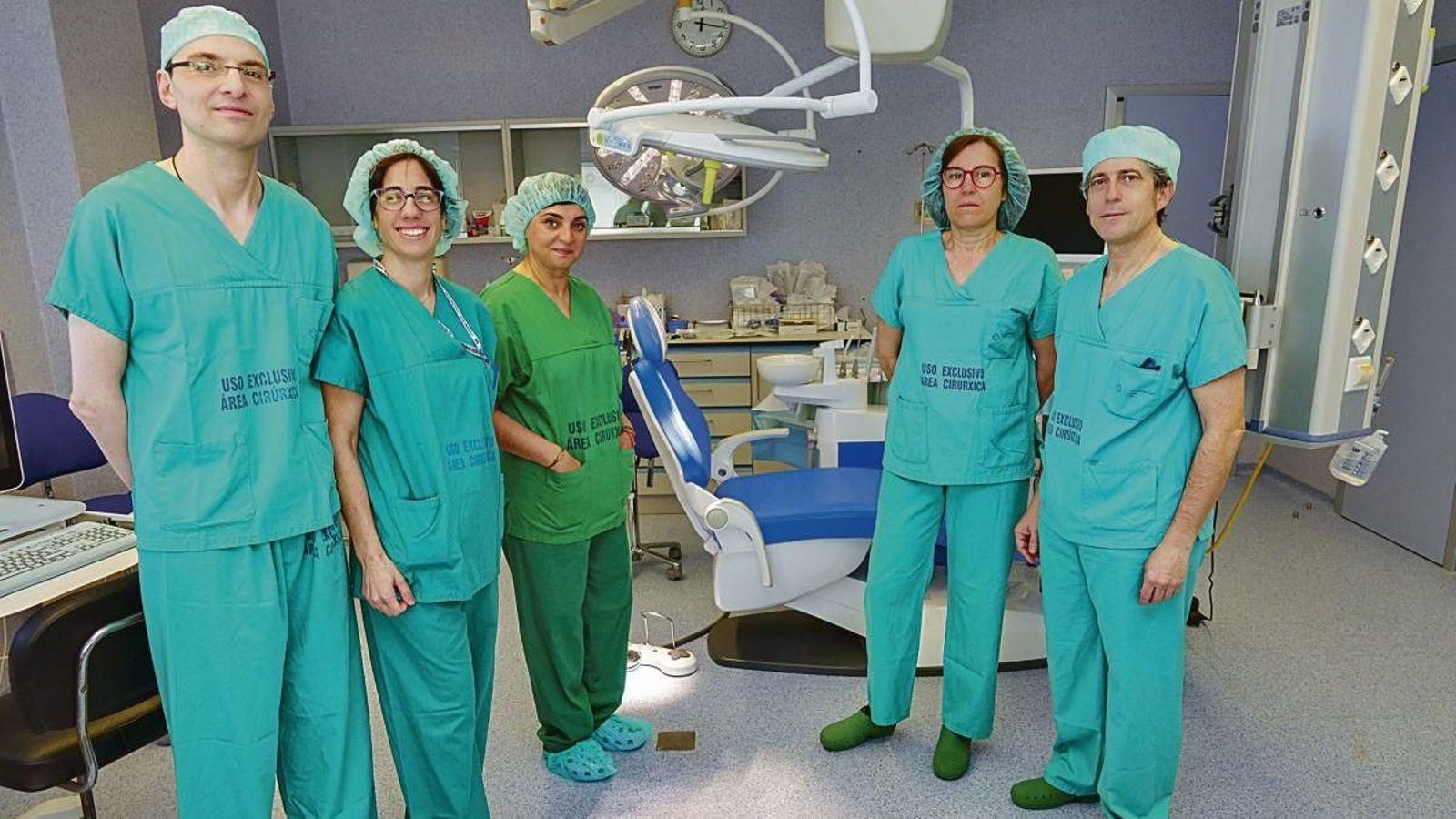 Los cirujanos Ferro y Seijas, con Rosario López, Carmen Chamadoira y Sonia Martínez de Castro.