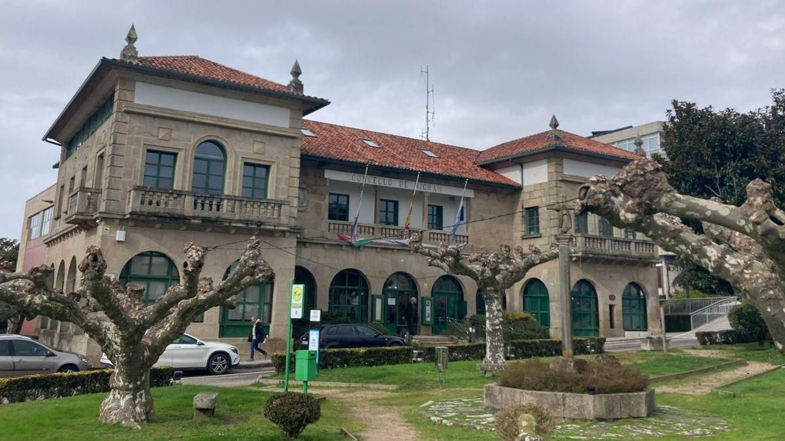 La Casa Consistorial fue construida en los años sesenta por el arquitecto Fernando Gallego.