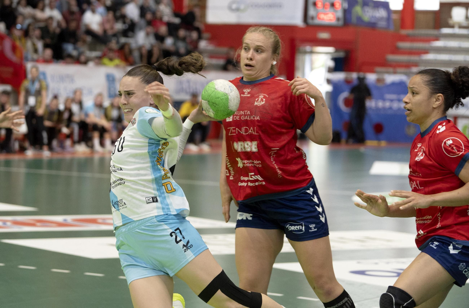 Galería | Porriño y Guardés se miden en el derbi femenino